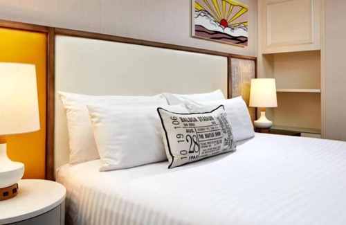 Civic Core Hôtel | Premium King-Bed Suite in Central San Diego