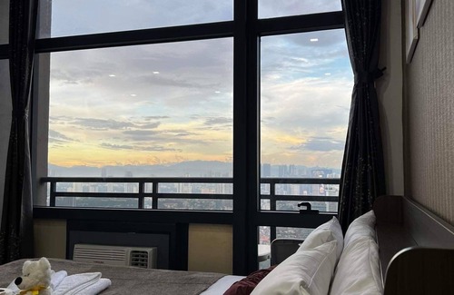 Downtown Hôtel | Premium Suite with Balcony at The Gramercy Makati Manila
