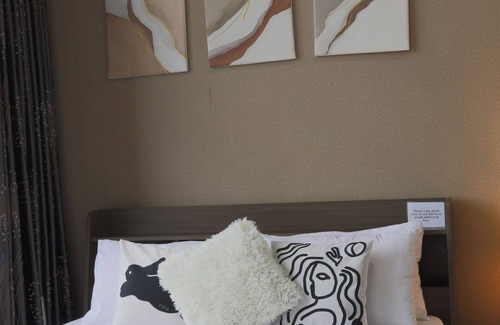 Downtown Hôtel | Premium Suite with Balcony at The Gramercy Makati Manila