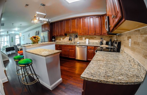 Washington Maison | Presidential Style Retreat up to 22 guests!! Pet Friendly and Free Parking!!