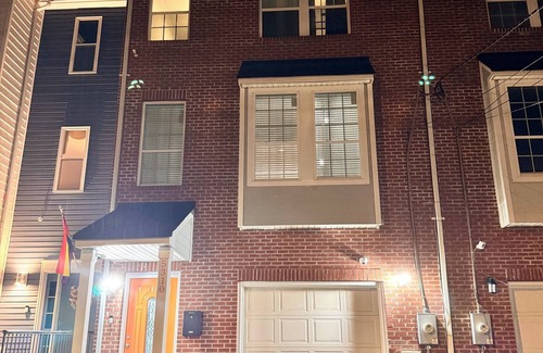 Washington Maison | Presidential Style Retreat up to 22 guests!! Pet Friendly and Free Parking!!