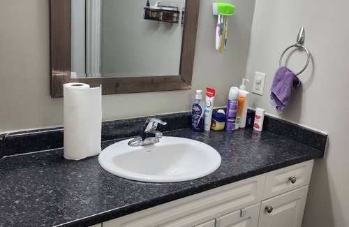 London Maison | PRESTIGE Guestroom London (5 minutes to Western University.)