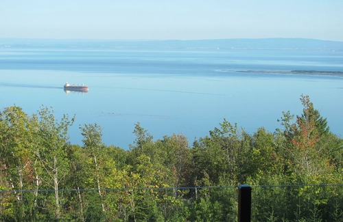 Saint-Joseph-de-la-Rive Maison | Prestigieux chalet 5 chambres offrant une vue imprenable sur le St-Laurent