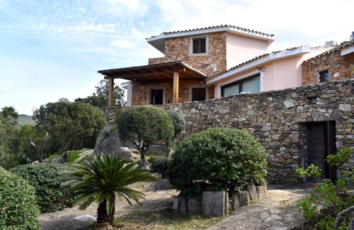 Baja Sardinia Villa | Grande villa panoramique prestigieuse et privée avec bois privé.