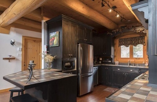 Les Pays-d'en-Haut Regional County Municipality Chalet De Ski | Chalet de prestige construit exclusivement à la méthode Scandinave en bois rond.