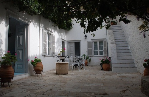 idhra Maison | Jolie maison de 3 chambres dans la ville d'Hydra près du port, pas d'escalier, cour pvt