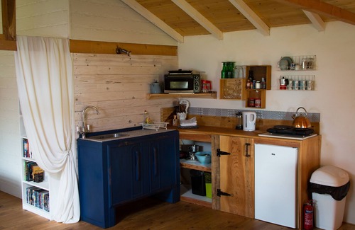 Espinas Cabine | Jolie cabane dans de beaux jardins avec poêle à bois et bain à remous / jacuzzi nordique.