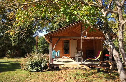 Espinas Cabine | Jolie cabane dans de beaux jardins avec poêle à bois et bain à remous / jacuzzi nordique.