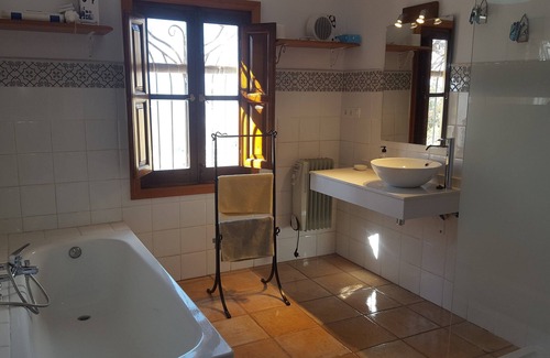 Niguelas Cottage | Jolie maison avec beau jardin et piscine. Super endroit. Wifi. 4 couchages