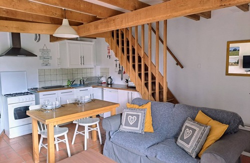 Saint-Aubin-de-Nabirat Cottage | Pretty one bedroom gite, with en-suite facilities and its own private garden