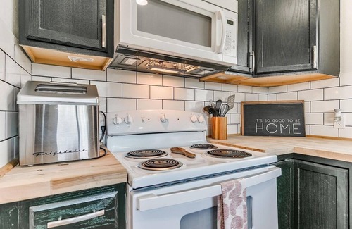 Guthrie Maison | Pretty in Pink. Wi-fi. Sleeps 6.