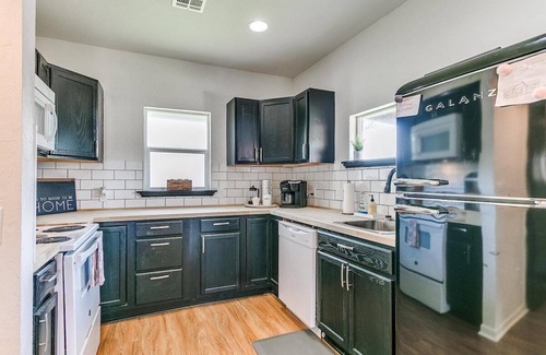 Guthrie Maison | Pretty in Pink. Wi-fi. Sleeps 6.