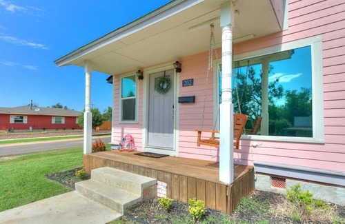 Guthrie Maison | Pretty in Pink. Wi-fi. Sleeps 6.