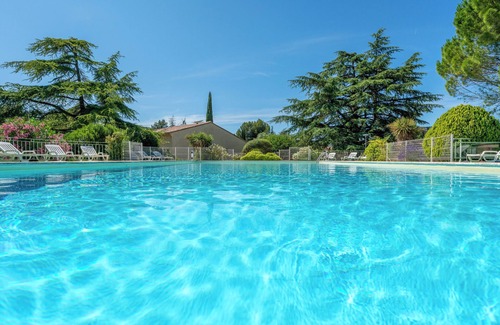 La Roque-sur-Pernes Copropriété | Petite maison provençale en pierres dans résidence de tourisme