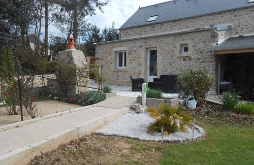 Brix Maison | Jolie maison en pierre avec grand terrain fleuri vue dégagée et verdoyante