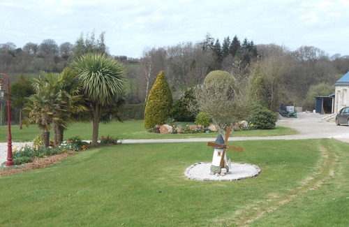 Brix Maison | Jolie maison en pierre avec grand terrain fleuri vue dégagée et verdoyante