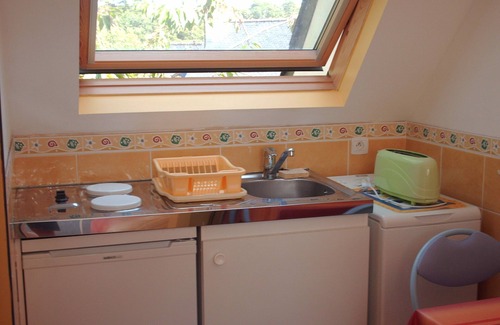Locmaria-Plouzane Appartement | Pretty studio, mature property, all mod cons/sea/private access to beach