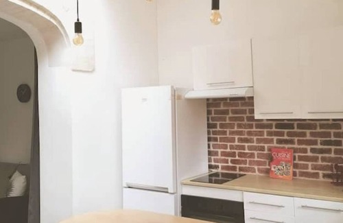 Luce Maison | Pretty town house with courtyard/ parking and Jacuzzi access (pets welcome)