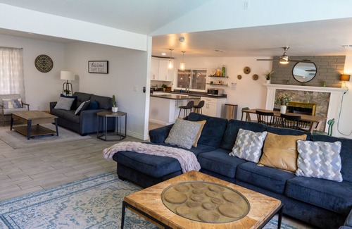 Peoria Ave Citizen's Group Maison | Prickly Pear Desert Oasis- 3 Bedroom/Pool/Spa/Putting Green