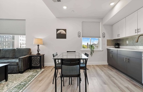 Center City Appartement | Prime 1 Bedroom, 2 Bath Apt w/ Paid Parking