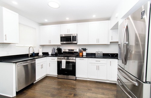 Greenfield Maison | Prime 5-Bed: Hot Tub, PITT, CMU, Schenley Park