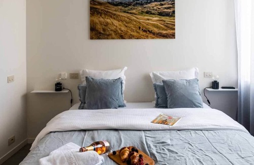 Stalingrad Appartement | Prime Central Brussels: Spacious Apt for 6 with Terrace