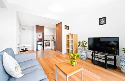 Kensington Appartement | Prime Kensington 2BR Apt with a Massive Backyard!