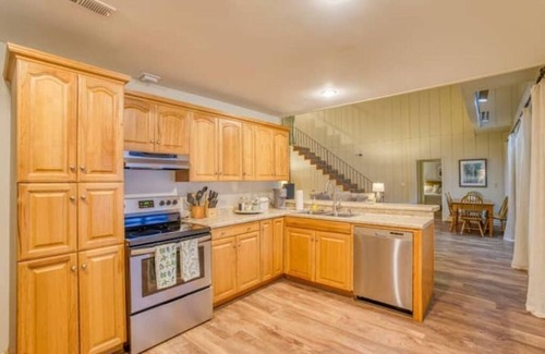 Florence Maison | Prime Lakeside Gem: Grassy Knoll, Spacious, Quaint