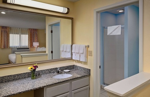 Omaha Hôtel | Prime Location! 3 Convenient Units, Free Breakfast, Onsite Pool, Free Parking
