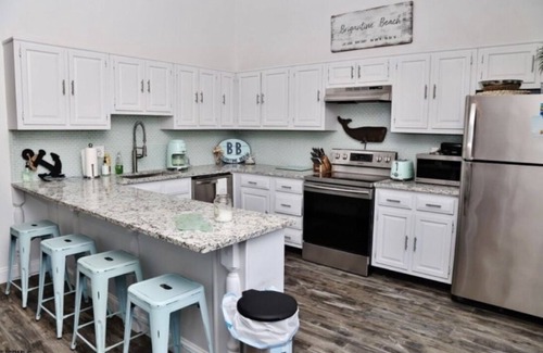 Southend Maison | Prime Location! Beach Block!