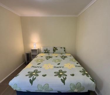 St. Albans Appartement | Prime location bedroom