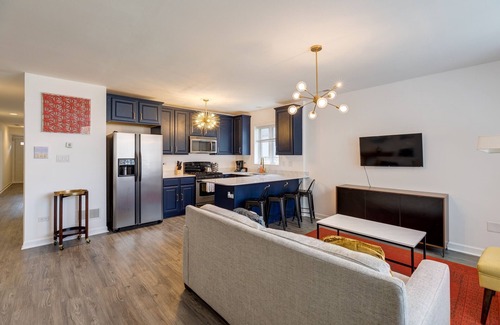 Tri-Taylor Appartement | Prime Location - Close to Public Transit, Little Italy, the Medical District and UIC by AllSet Turnover