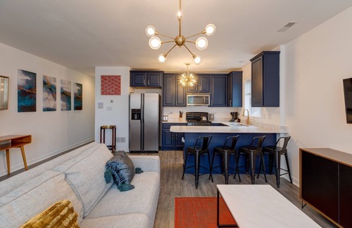 Tri-Taylor Appartement | Prime Location - Close to Public Transit, Little Italy, the Medical District and UIC by AllSet Turnover
