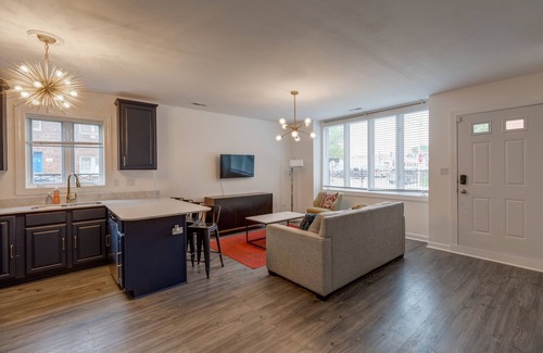 Tri-Taylor Appartement | Prime Location - Close to Public Transit, Little Italy, the Medical District and UIC by AllSet Turnover