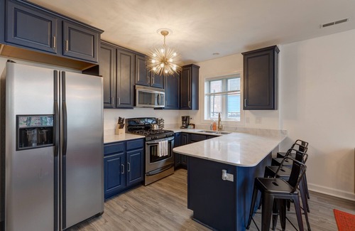 Tri-Taylor Appartement | Prime Location - Close to Public Transit, Little Italy, the Medical District and UIC by AllSet Turnover
