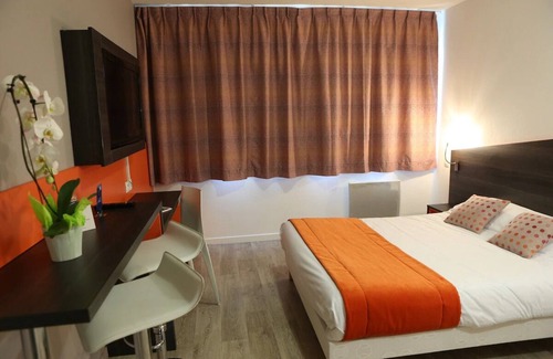 Chevilly-Larue Hôtel | Prime Location Studio: Tramway Access for Downtown Visits