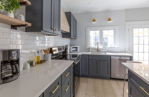 Marblehead Maison | Prime location in town w parking! Walk to beach, shops & harbor-Sleeps 8