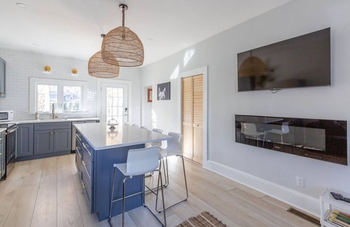 Marblehead Maison | Prime location in town w parking! Walk to beach, shops & harbor-Sleeps 8