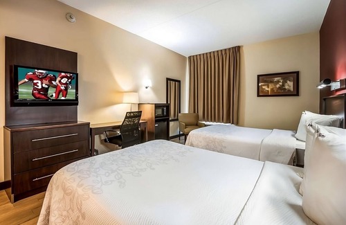 East Garden City Maison | Prime Location! Minutes to The Gallery at Westbury Plaza, Pet Friendly Property!