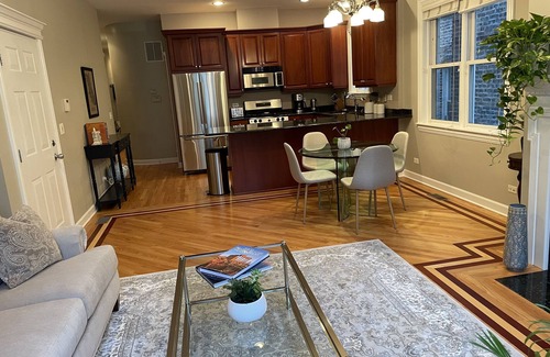 West Town Copropriété | Prime Location! Modern 3 Bed 3 Bath Rental in Chicago