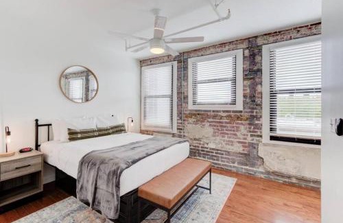 South Main Historic District Appartement | Prime Location - Modern Loft Right on S Main St!