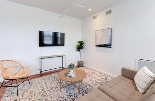 South Main Historic District Appartement | Prime Location - Modern Loft Right on S Main St!