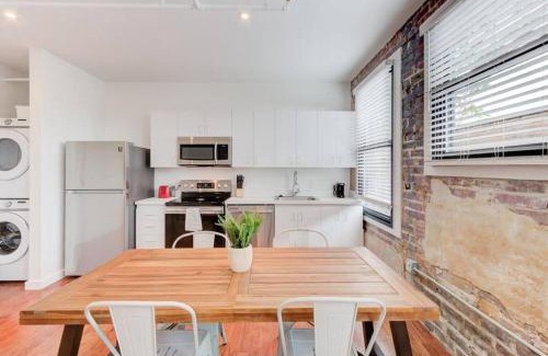 South Main Historic District Appartement | Prime Location - Modern Loft Right on S Main St!