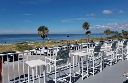 Pass-a-Grille Historic District Appartement | Prime location on Pass-A-Grille Beach! Everything you need is here!