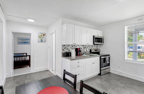 Pineapple Grove Arts District Appartement | Prime location, Pineapple district, walk to Atlantic, 1bd, pets