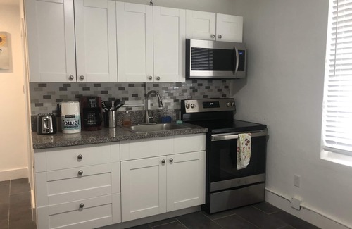 Pineapple Grove Arts District Appartement | Prime location, Pineapple district, walk to Atlantic, 1bd, pets