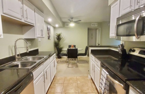 Las Colinas Horizontal Copropriété | Prime location! Renovated with FAST WiFi, Pool/Spa, Gym & King Bed