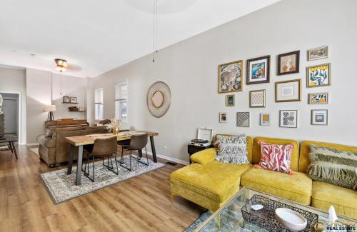 Grand Boulevard Appartement | Prime Location Retreat 4 Bedrooms w Parking