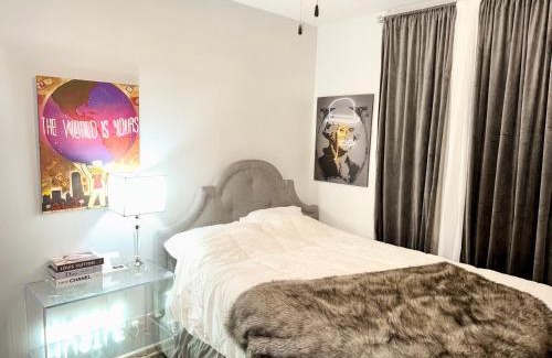 Grand Boulevard Appartement | Prime Location Retreat 4 Bedrooms w Parking