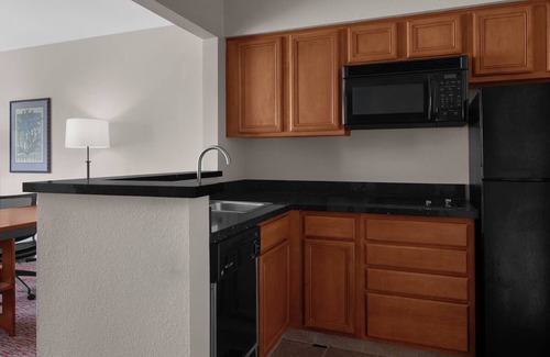 Downtown Hôtel | Prime Location! Room with Full Kitchen! Pets Allowed, Free Parking!